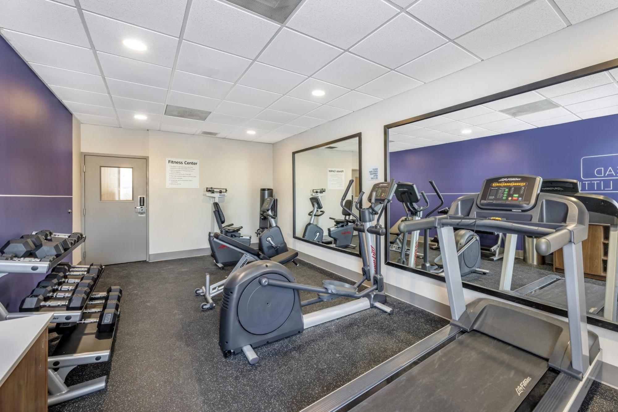 Holiday Inn Express Crestwood By Ihg Esterno foto