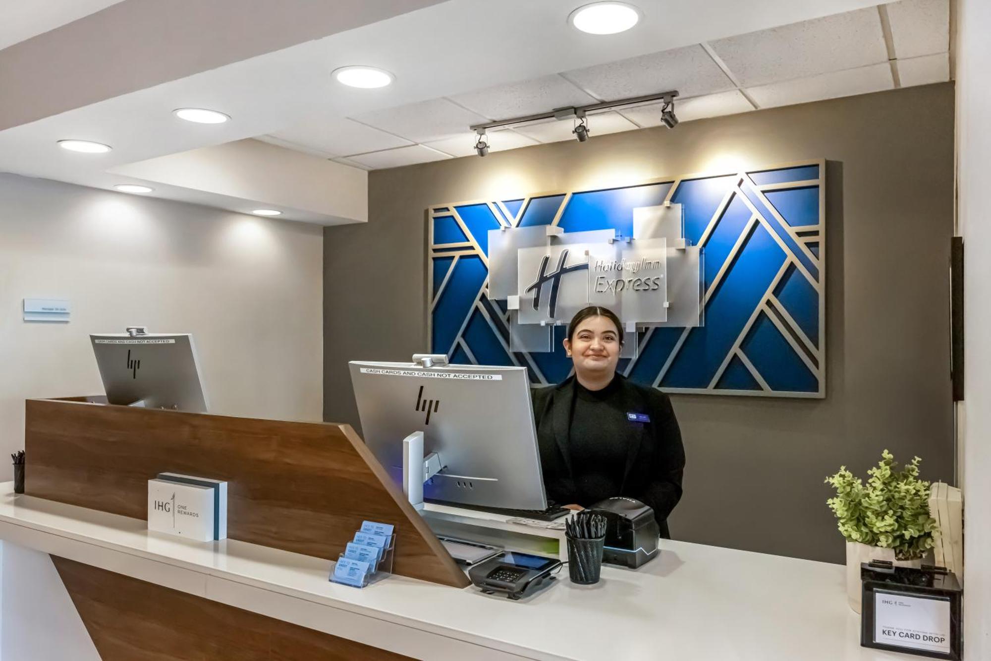 Holiday Inn Express Crestwood By Ihg Esterno foto