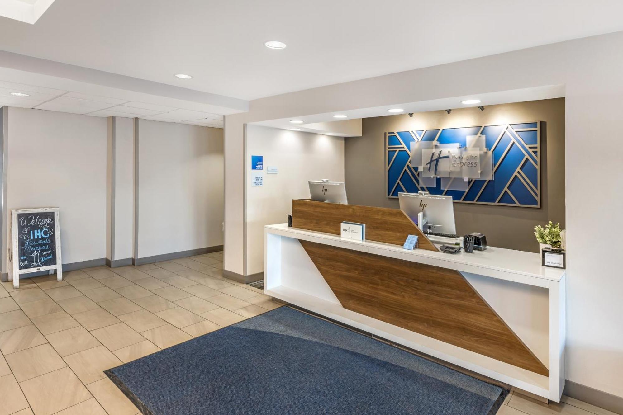 Holiday Inn Express Crestwood By Ihg Esterno foto