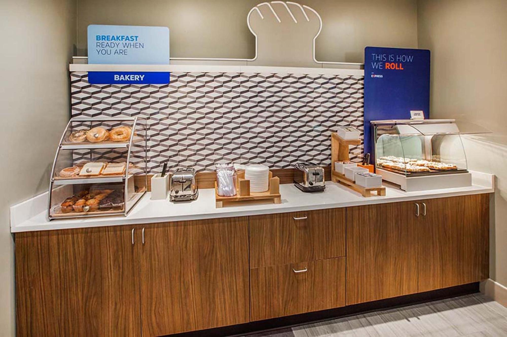 Holiday Inn Express Crestwood By Ihg Esterno foto